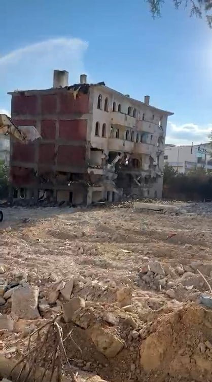 ELAZIĞ'DA KENTSEL DÖNÜŞÜM KAPSAMINDA YIKIMINA BAŞLANAN 5 KATLI BİNA, İŞ MAKİNESİNİN TEK...