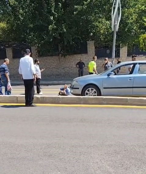 ELAZIĞ'DA YOLUN KARŞISINA GEÇERKEN OTOMOBİLİN ÇARPTIĞI YAYA, YARALANDI