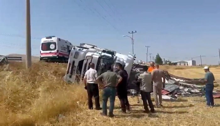 ELAZIĞ'IN KOVANCILAR İLÇESİNDE FRENİ BOŞALDIĞI İDDİA EDİLEN KAMYON, SÜRÜCÜSÜNÜN DİREKSİYON...
