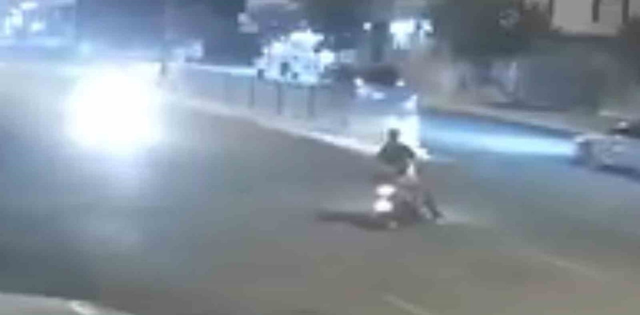 ELAZIĞ'IN MADEN İLÇESİNDE DUR LEVHASINA UYMAYARAK KAVŞAĞA KONTROLSÜZ GİREN MOTOSİKLETİN OTOMOBİLLE...