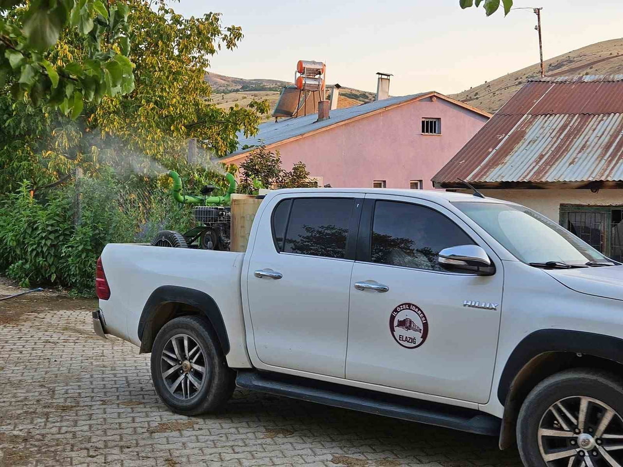 ELAZIĞ'IN TÜM İLÇELERİNE BAĞLI KÖYLERDE SİNEK VE HAŞERELERE KARŞI İLAÇLAMA ÇALIŞMALARI...