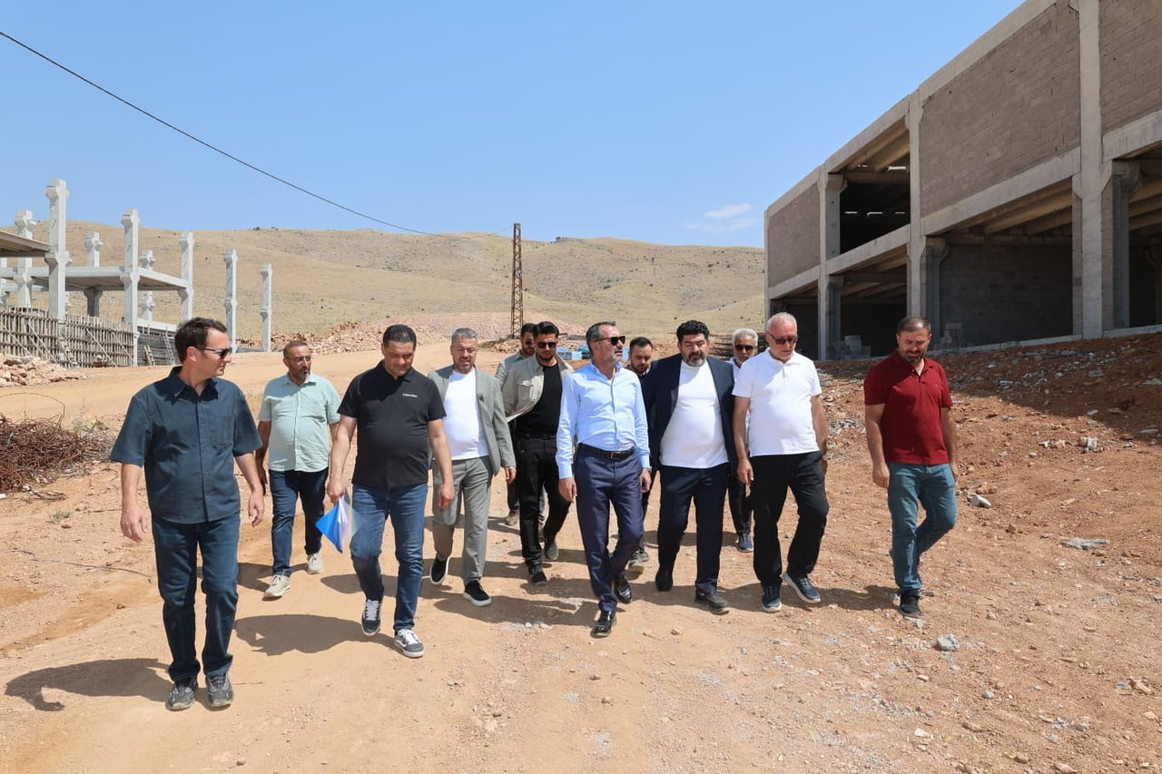ELAZIĞ BELEDİYE BAŞKANI ŞAHİN ŞERİFOĞULLARI, YAPIMI DEVAM EDEN MOBİLYACILAR SİTESİNDE...