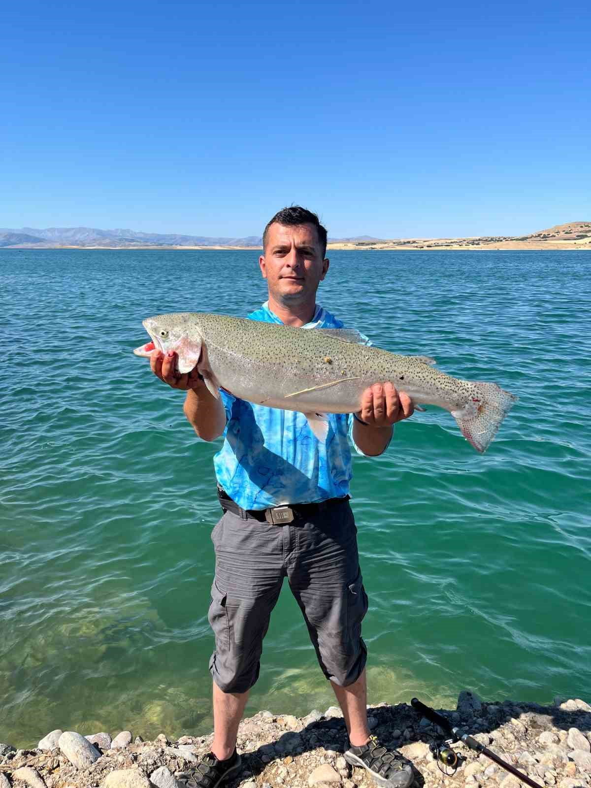 ELAZIĞ’DA 5,5 KİLOLUK ALABALIK YAKALANDI