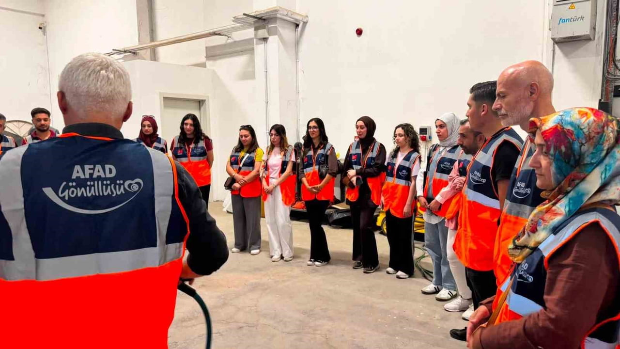 ELAZIĞ’DA AFAD GÖNÜLLÜLERİNE HAFİF ARAMA VE KURTARMA EĞİTİMİ
