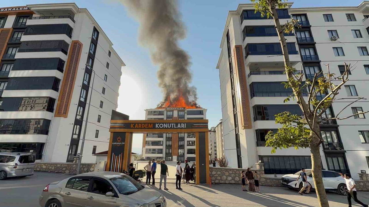 ELAZIĞ’DA BİR APARTMANIN ÇATI KATINDA ÇIKAN YANGIN İTFAİYE EKİPLERİNİN MÜDAHALESİYLE...