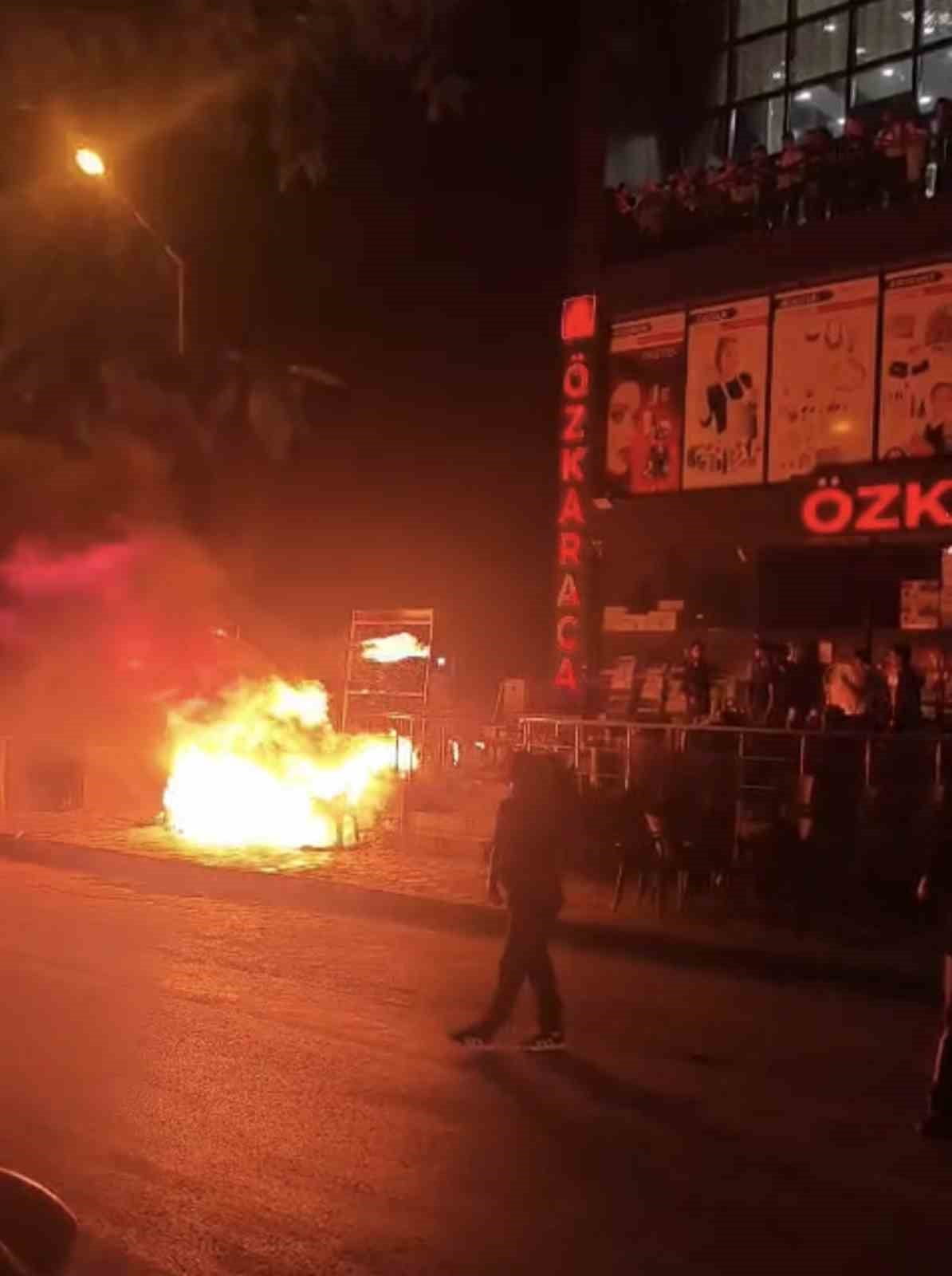 ELAZIĞ’DA BİR İŞ YERİNİN ÖNÜNDE ÇIKAN YANGIN, İŞ YERİNE SIÇRAMADAN SÖNDÜRÜLDÜ.
