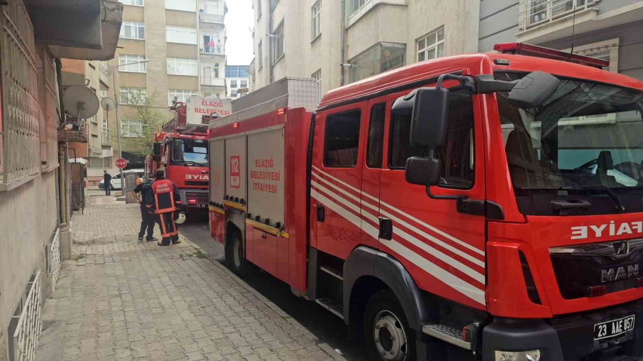 ELAZIĞ’DA ÇATI YANGINI İHBARI İTFAİYE EKİPLERİNİ HAREKETE GEÇİRDİ.