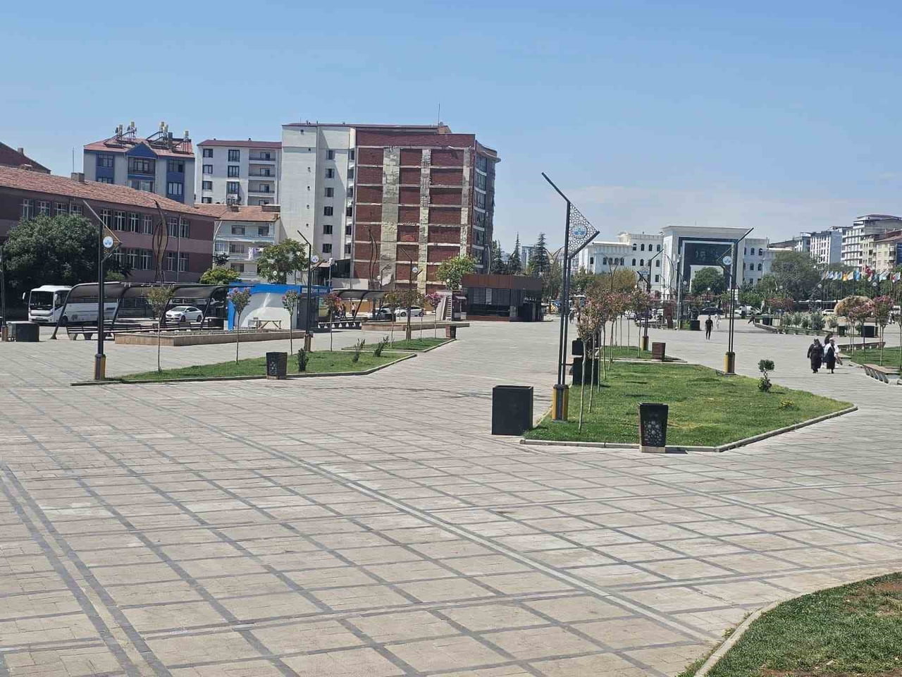 ELAZIĞ’DA ETKİLİ OLAN SICAKLAR NEDENİYLE, KENT GENELİNDE CADDE VE SOKAKLAR BOŞ KALDI