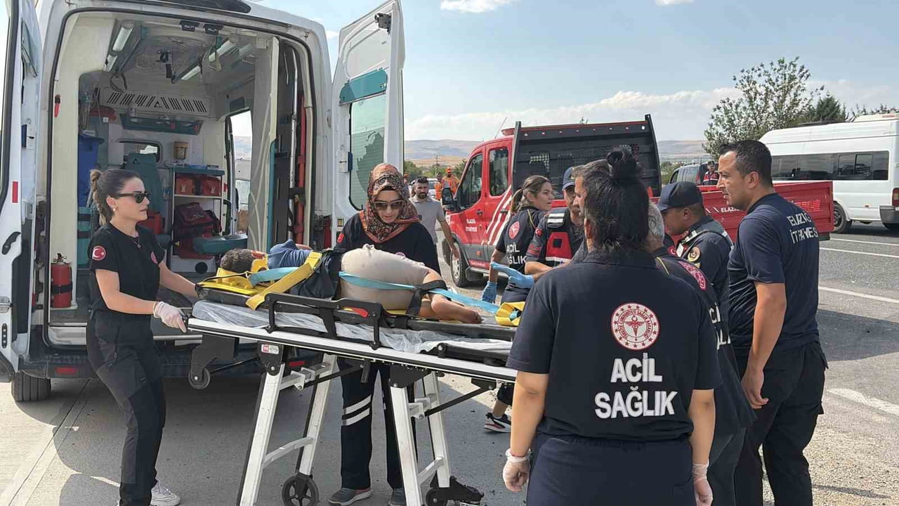 ELAZIĞ’DA HAFİF TİCARİ ARAÇ MİNİBÜSÜN ÇARPIŞMASI SONUCU MEYDANA GELEN KAZADA, 3’Ü ÇOCUK 7 KİŞİ...