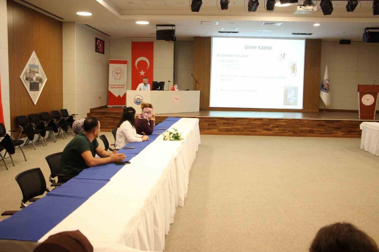 ELAZIĞ’DA HASTANE  ÇALIŞANLARINA ÜRİNER KATETER VE ENFEKSİYONU  EĞİTİMİ