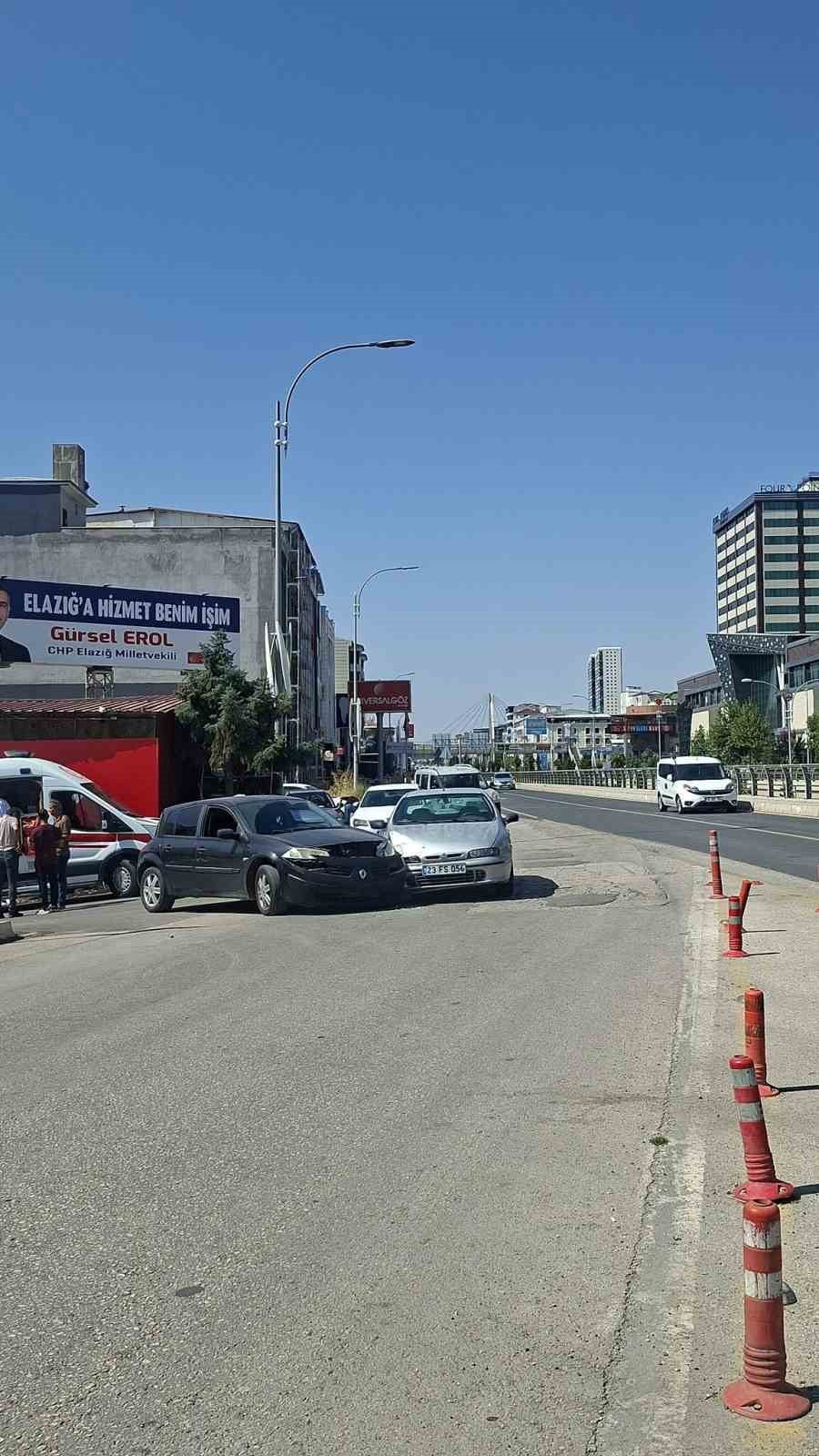 ELAZIĞ’DA İKİ OTOMOBİLİN ÇARPIŞMASI SONUCU MEYDANA GELEN TRAFİK KAZASINDA 1 KİŞİ...