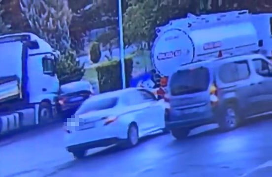 ELAZIĞ’DA KONTROLSÜZ YOLA ÇIKAN OTOMOBİL, TIR TARAFINDAN SÜRÜKLENDİ. KAZADA YARALANAN OLMAZKEN, O...