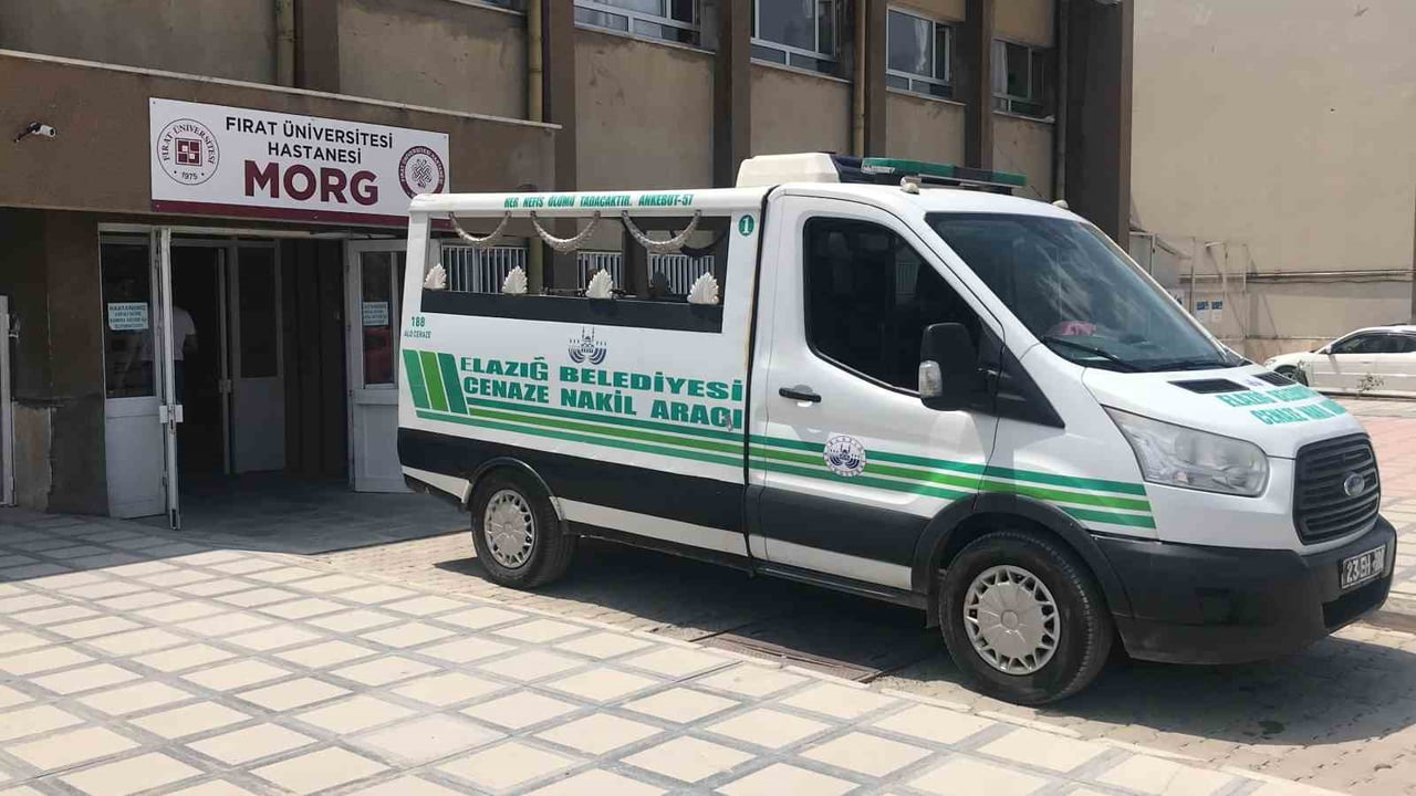 ELAZIĞ’DA MOTOSİKLET YOLUN KARŞISIN GEÇMEYE ÇALIŞAN YAYAYA ÇARPTI. KAZADA 15 YAŞINDAKİ MOTOSİKLET...