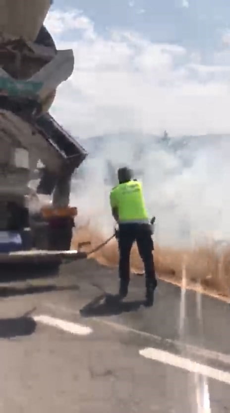 ELAZIĞ’DA OTLUK ALANDA ÇIKAN YANGINI FARK EDEN TRAFİK POLİSİ, YOLDAN GEÇEN BETON MİKSERİNİ...