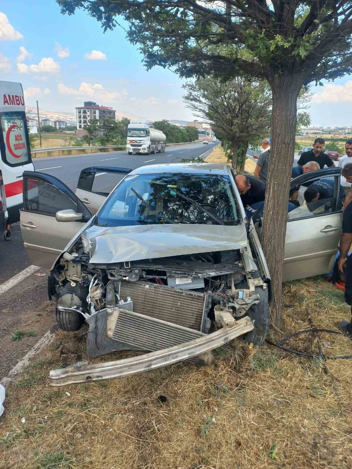 ELAZIĞ’DA OTOMOBİLİN AĞACA ÇARPMASI SONUCU MEYDANA GELEN KAZADA 4 KİŞİ YARALANDI