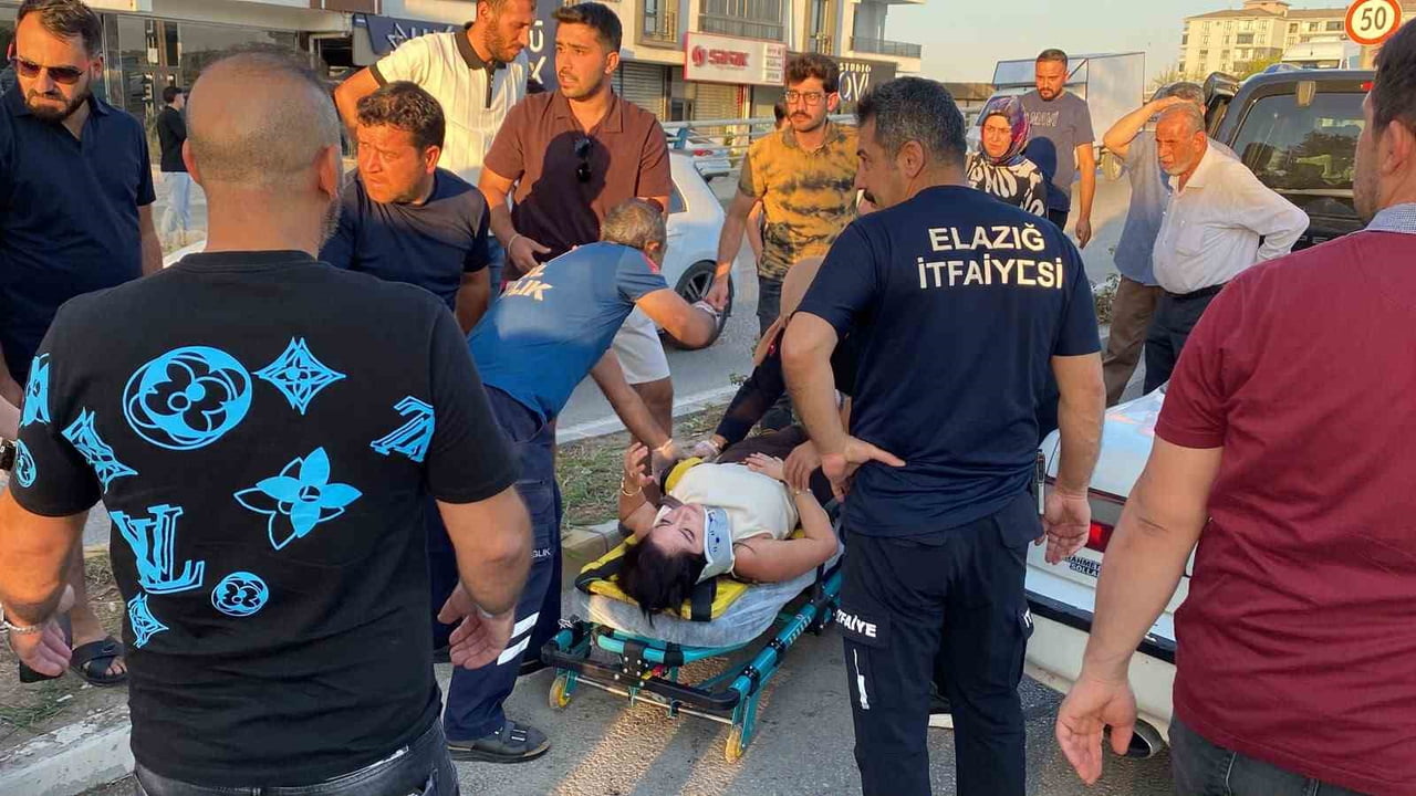 ELAZIĞ’DA ÜÇ ARACIN KARIŞTIĞI ZİNCİRLEME TRAFİK KAZASINDA 3 KİŞİ YARALANDI