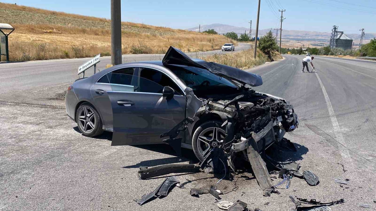 ELAZIĞ’DA YABANCI PLAKALI OTOMOBİL İLE HAFİF TİCARİ ARACIN ÇARPIŞMASI SONUCU MEYDANA GELEN TRAFİK...