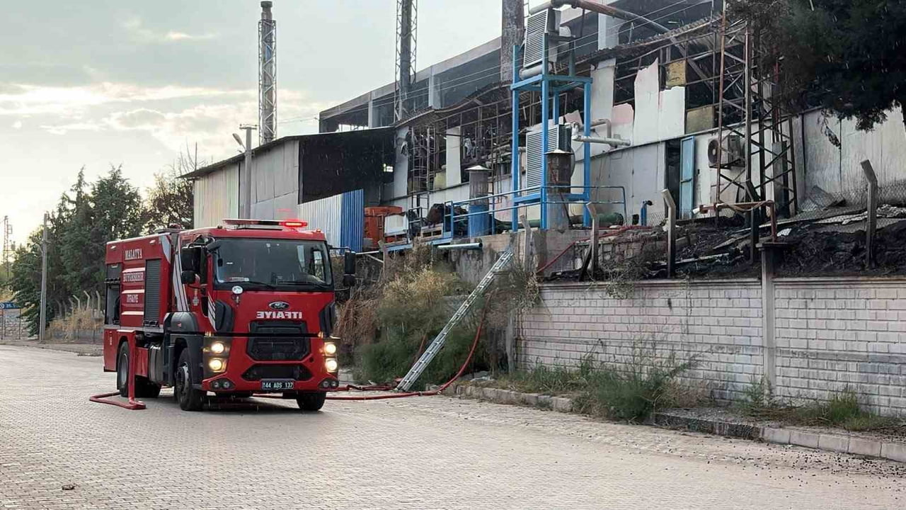 ELAZIĞ’DA YALITIM FABRİKASINDA ÇIKAN YANGIN EKİPLERİN 3,5 SAATLİK ÇALIŞMASIYLA KONTROL ALTINA...