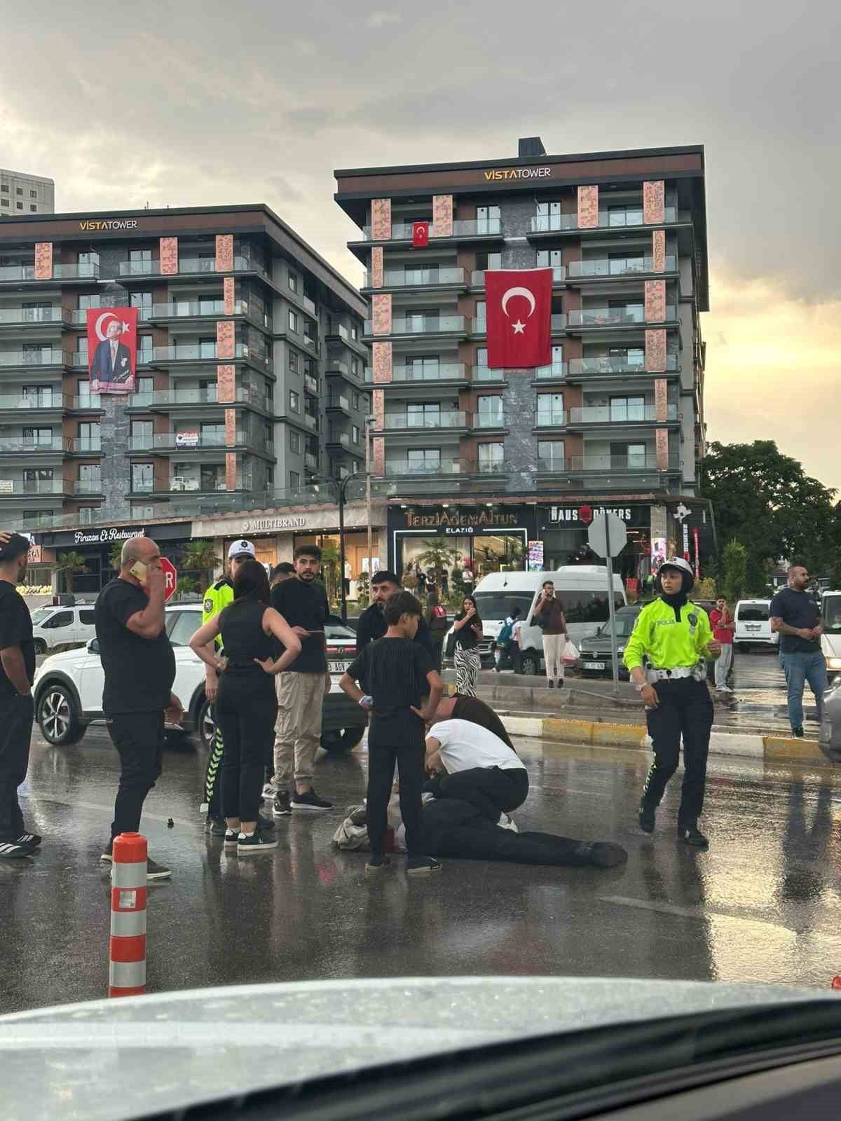 ELAZIĞ’DA YOLUN KARŞISINA GEÇMEYE ÇALIŞAN ADAM, OTOMOBİLİN ÇARPMASI SONUCU AĞIR YARALANDI