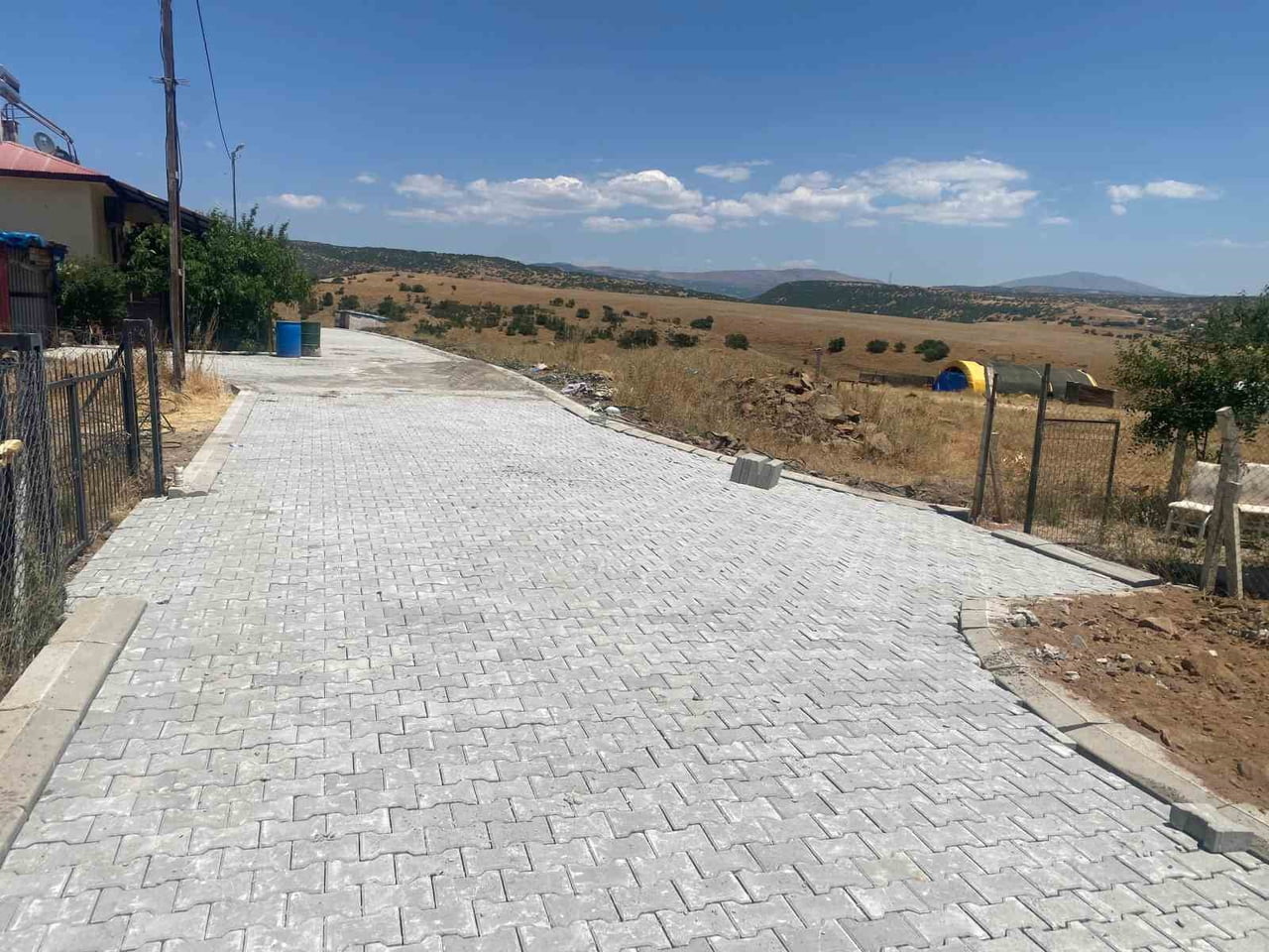 ELAZIĞ’IN KARAKOÇAN İLÇESİNE BAĞLI KÖYLERDE YÜRÜTÜLEN YOL VE ALTYAPI ÇALIŞMALARI ARALIKSIZ DEVAM...