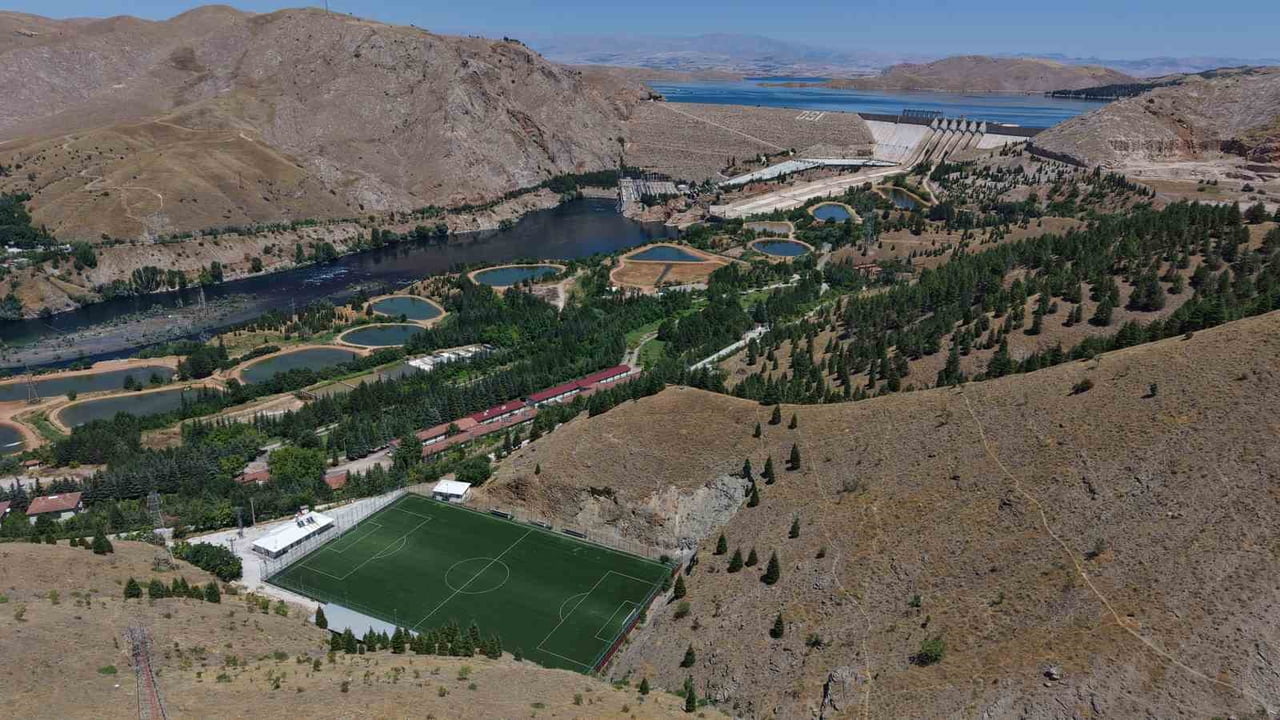 ELAZIĞ’IN KEBAN İLÇESİNDE, DAĞ DİBİNE VE KEBAN BARAJ GÖLÜ MANZARASINA KARŞI KONUMLANAN KEBAN...