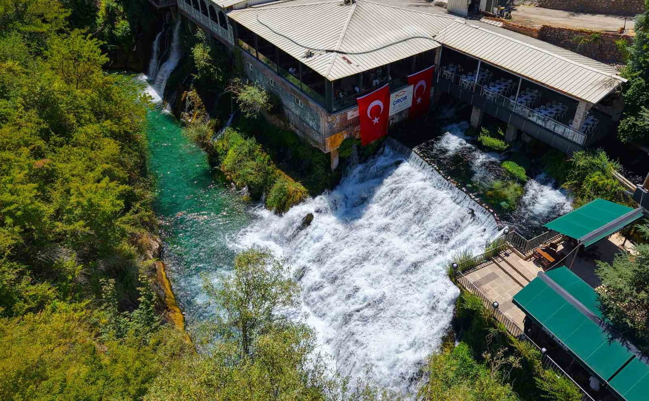 ELAZIĞ’IN KEBAN İLÇESİNDEKİ DOĞA HARİKASI ÇIRÇIR ŞELALESİ, ETKİLEYİCİ TURKUAZ TONLARI VE DOĞAL...