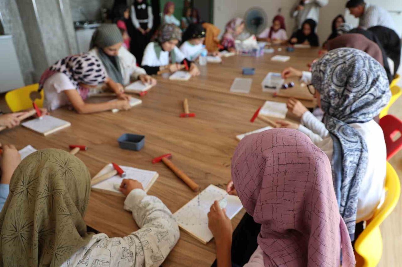 ELAZIĞ’IN YAZIKONAK BELDESİNDEKİ ASHAB-I SUFFA KUR'AN KURSU’NDA EĞİTİM GÖREN ÖĞRENCİLER, KUR'AN-I...