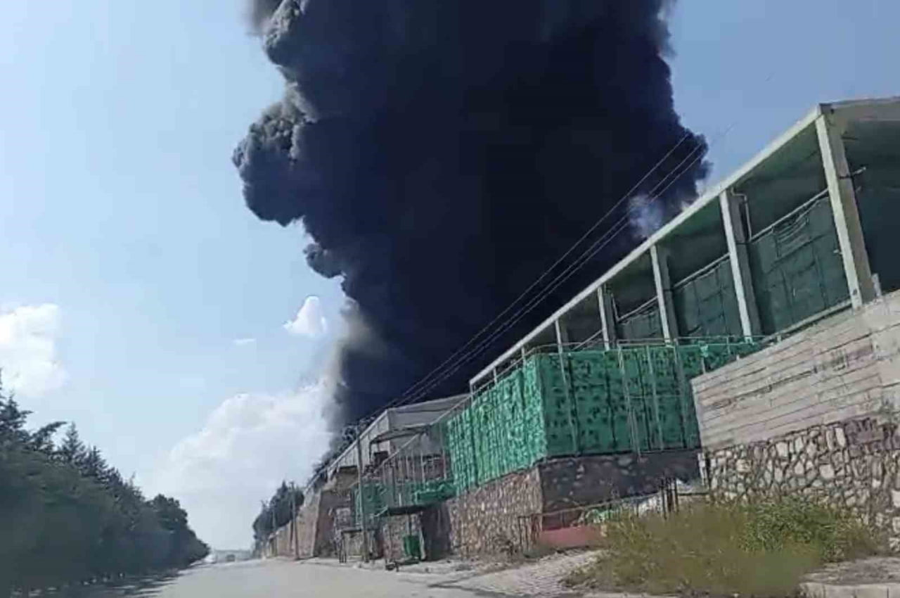 ELAZIĞ ORGANİZE SANAYİ BÖLGESİNDEKİ STRAFOR FABRİKASINDA YANGIN ÇIKTI. BÖLGEYE ÇOK SAYIDA İTFAİYE...