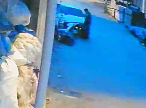 ELEKTRİKLİ BİSİKLET SÜRÜCÜSÜNÜN SEYİR HALİNDEYKEN TELEFONUYLA OYNAMASI KAZAYA NEDEN OLDU.  KAZA...