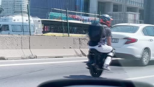 Elektrikli tek tekerli scooter üzerinde tehlikeli yolculuk kamerada