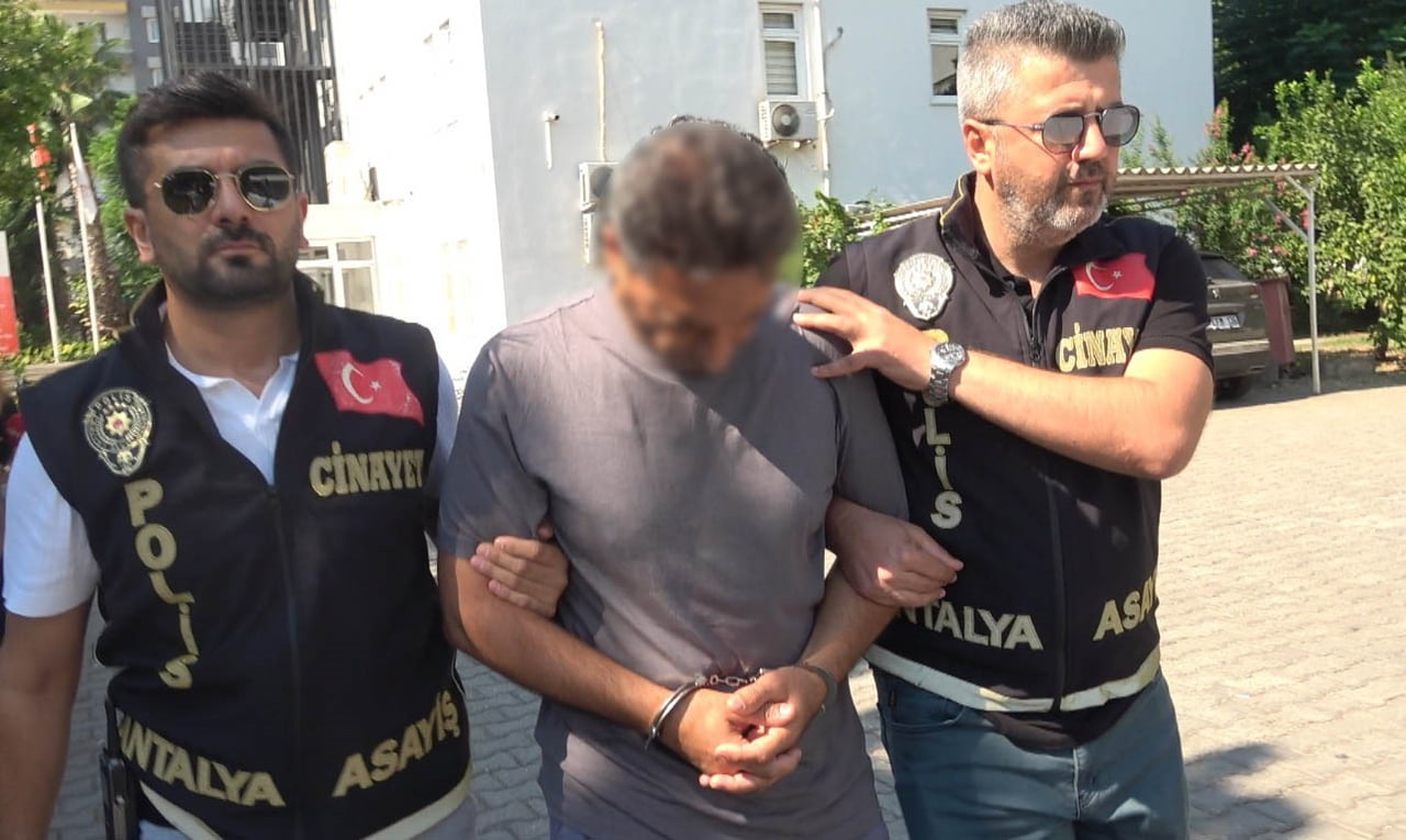 EMEKLİ POLİS MEMURU, EMNİYETTEKİ İŞLEMLERİNİN ARDINDAN ADLİYEYE SEVK EDİLDİ.