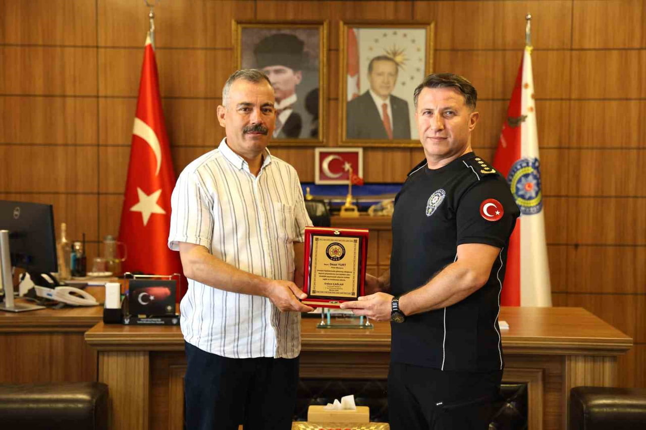 EMEKLİYE AYRILAN POLİS MEMURUNA VEDA PLAKETİ