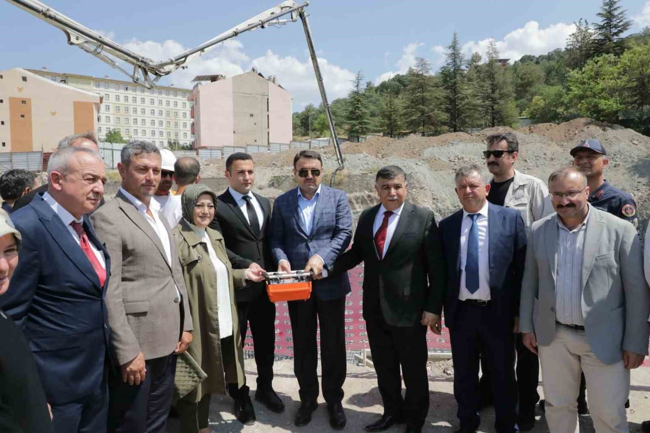 EMET YENİ HÜKÜMET KONAĞI’NIN TEMELİ ATILDI
