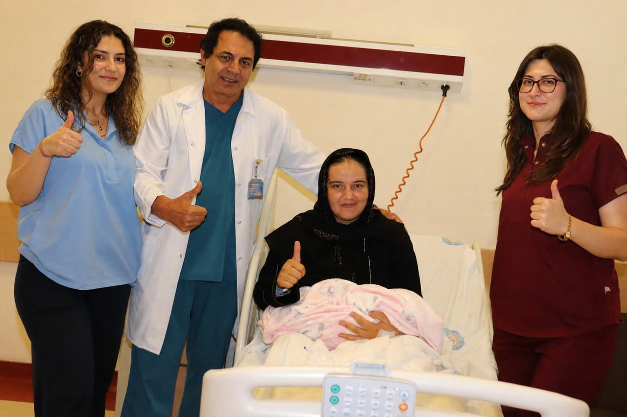 EMİNE ASLAN, PROF. DR. MERT ULAŞ BARUT (SOLDAN İKİNCİ) VE SAĞLIK EKİBİ