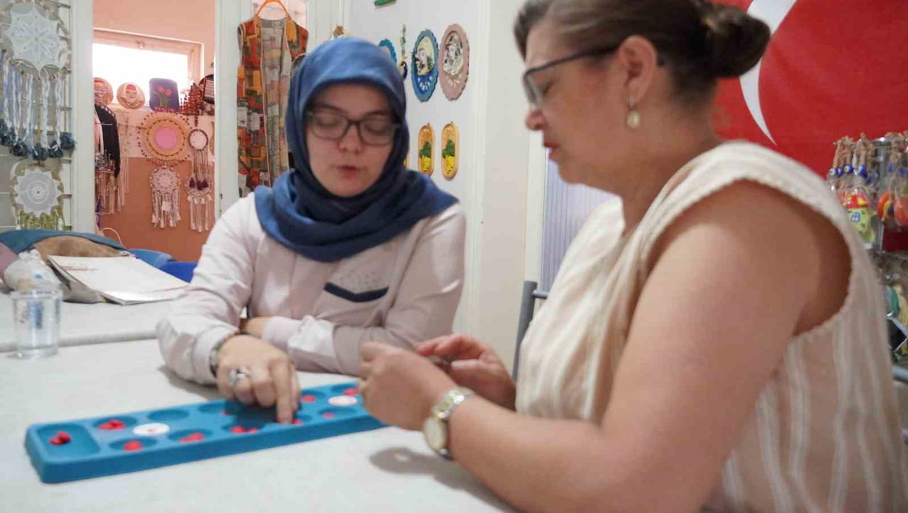 EMİNENUR AFİFE ÜNDAR (SOLDA), MANGALA EĞİTİMİ VERİYOR