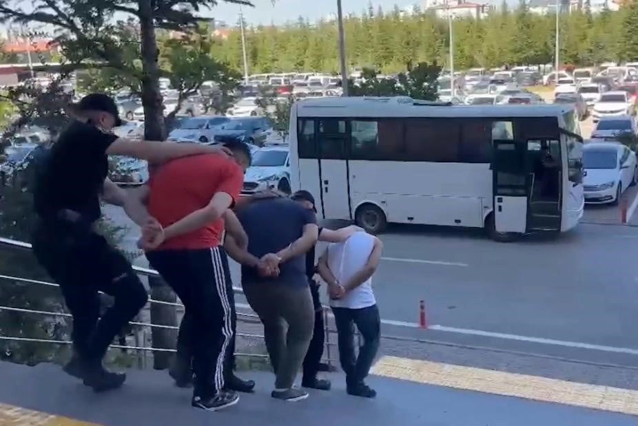 EMNİYETTEKİ İŞLEMLERİ TAMAMLANAN 4 ŞAHSI SAĞLIK KONTROLÜNÜN ARDINDAN ADLİYEYE SEVK...