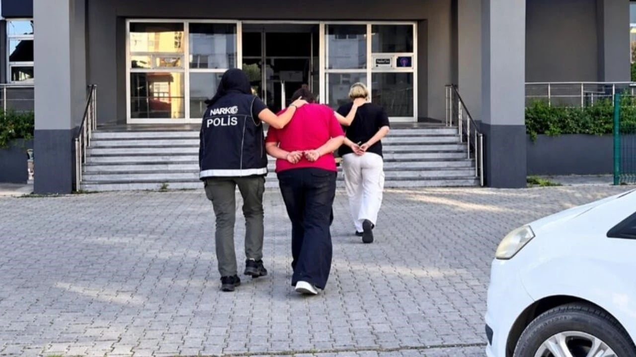EMNİYETTEKİ İŞLEMLERİNİN ARDINDAN ADLİYEYE SEVK EDİLEN 3 ŞÜPHELİ, ÇIKARILDIKLARI ADLİ MERCİLERCE...