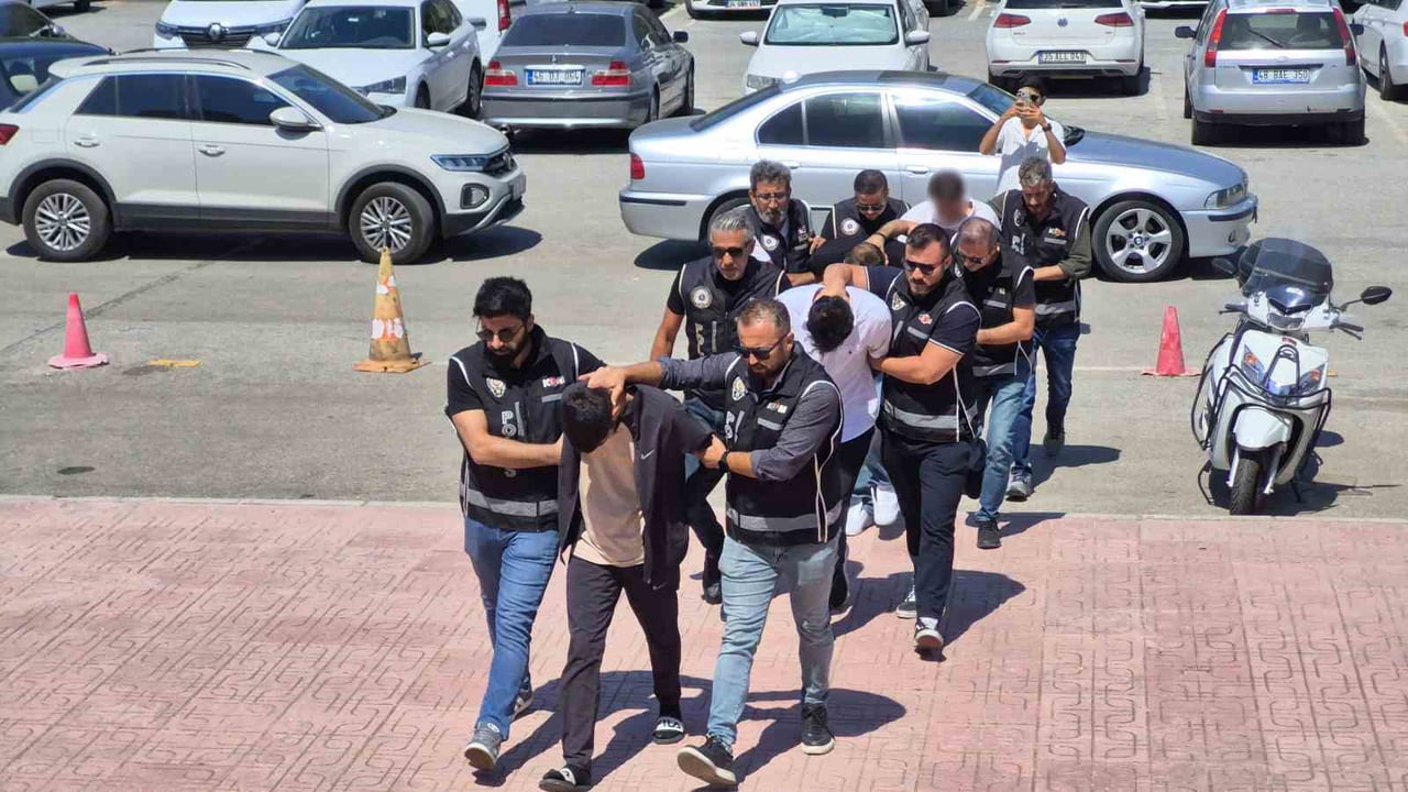 EMNİYETTEKİ İŞLEMLERİNİN ARDINDAN ADLİYEYE SEVK EDİLEN 7 ŞÜPHELİDEN 3'Ü TUTUKLANDI