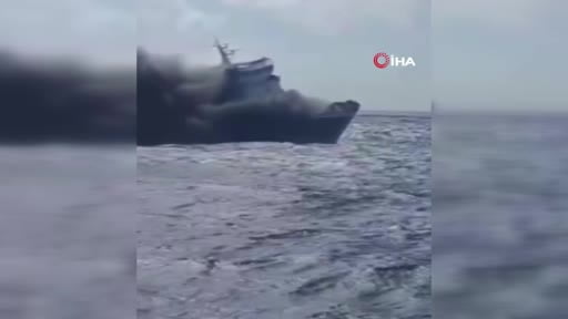 Endonezya'nın Madura Adası açıklarında 250'den fazla kişiyi taşıyan bir feribotun alev almasının...