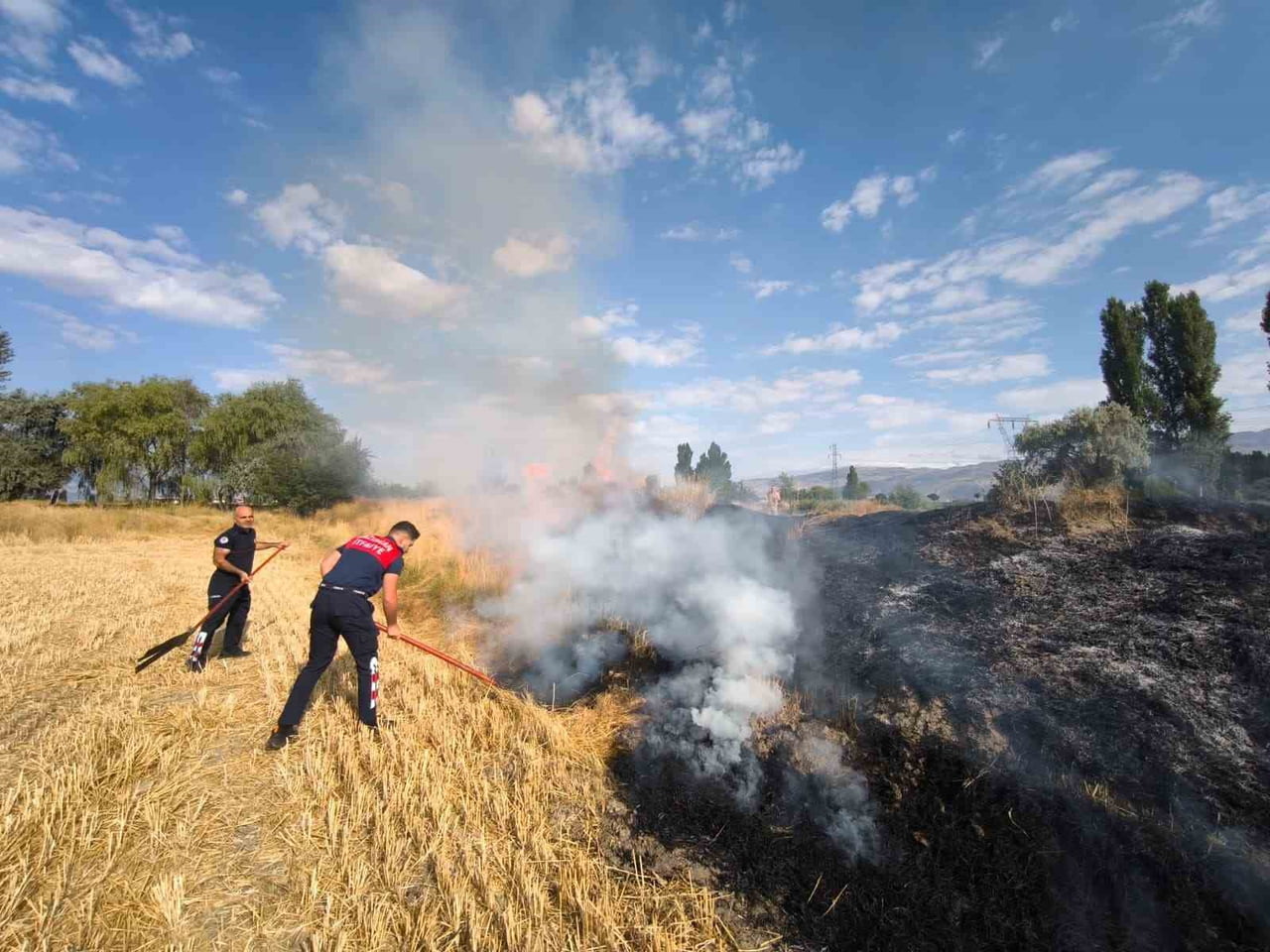 ERZİNCAN'DA ARAZİ YANGINI BÜYÜMEDEN SÖNDÜRÜLDÜ