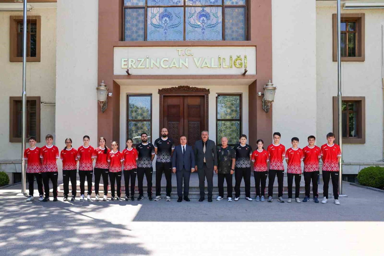 ERZİNCAN'DA KAMP ÇALIŞMALARINI SÜRDÜREN BADMİNTON 15 YAŞ ALTI (U15) MİLLİ TAKIMI SPORCULARI VE...
