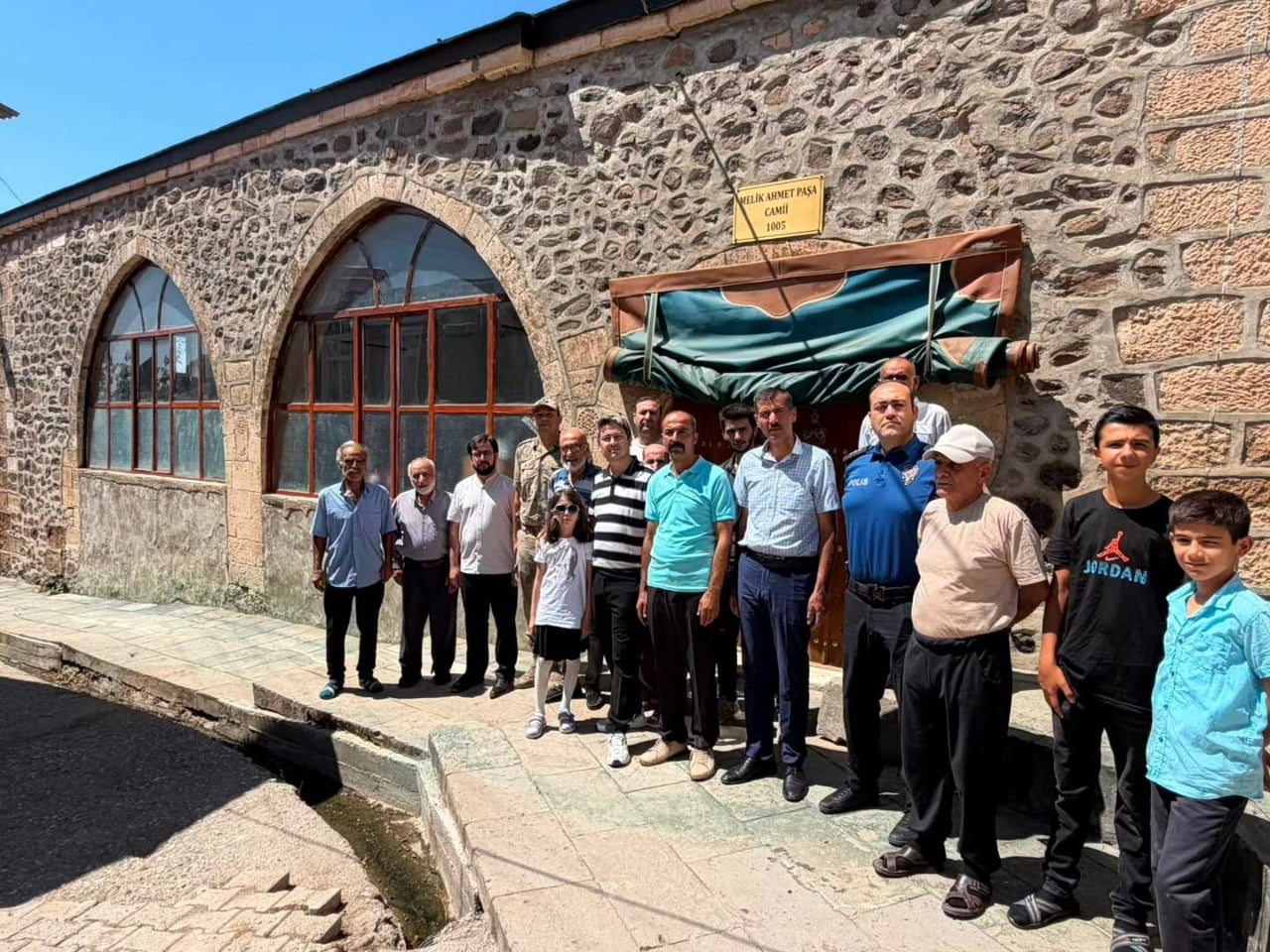 ERZİNCAN'IN KEMALİYE İLÇESİ KAYMAKAMI EMİRHAN ARIKAN, BERABERİNDEKİ KURUM AMİRLERİYLE BİRLİKTE...