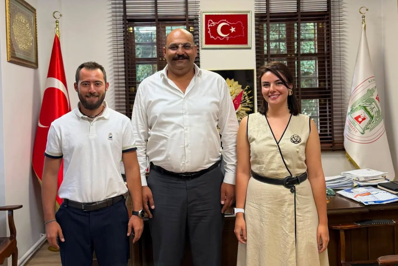 ERZİNCAN'IN KEMALİYE İLÇESİNDE, İLÇEYE SUNDUKLARI KATKILAR DOLAYISIYLA DR. AYHAN ENES IŞIK İLE...