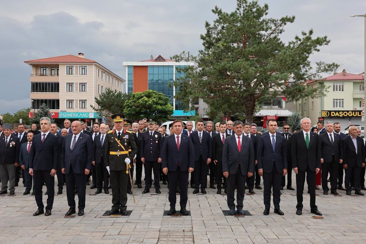 ERZİNCAN’DA 30 AĞUSTOS ZAFER BAYRAMI’NIN 104. YIL DÖNÜMÜ DOLAYISIYLA ATATÜRK ANITI’NA ÇELENK SUNMA...