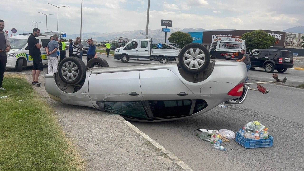 ERZİNCAN’DA OTOMOBİLİN KONTROLDEN ÇIKARAK TAKLA ATMASI SONUCU 2 KİŞİ YARALANDI