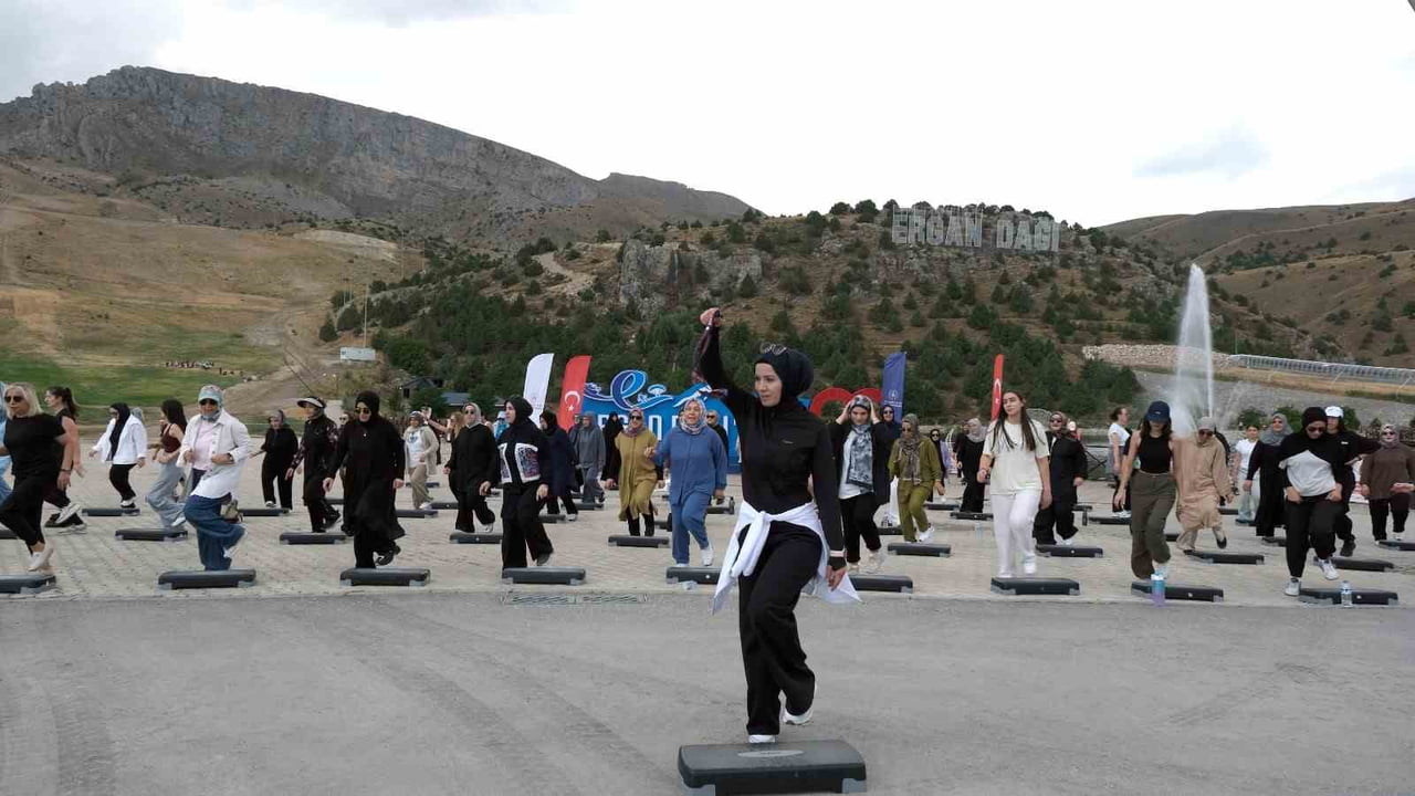 ERZİNCAN’DA "HERKES İÇİN SPOR" ETKİNLİKLERİ KAPSAMINDA ERGAN DAĞI’NDA STEP AEROBİK ETKİNLİĞİ...