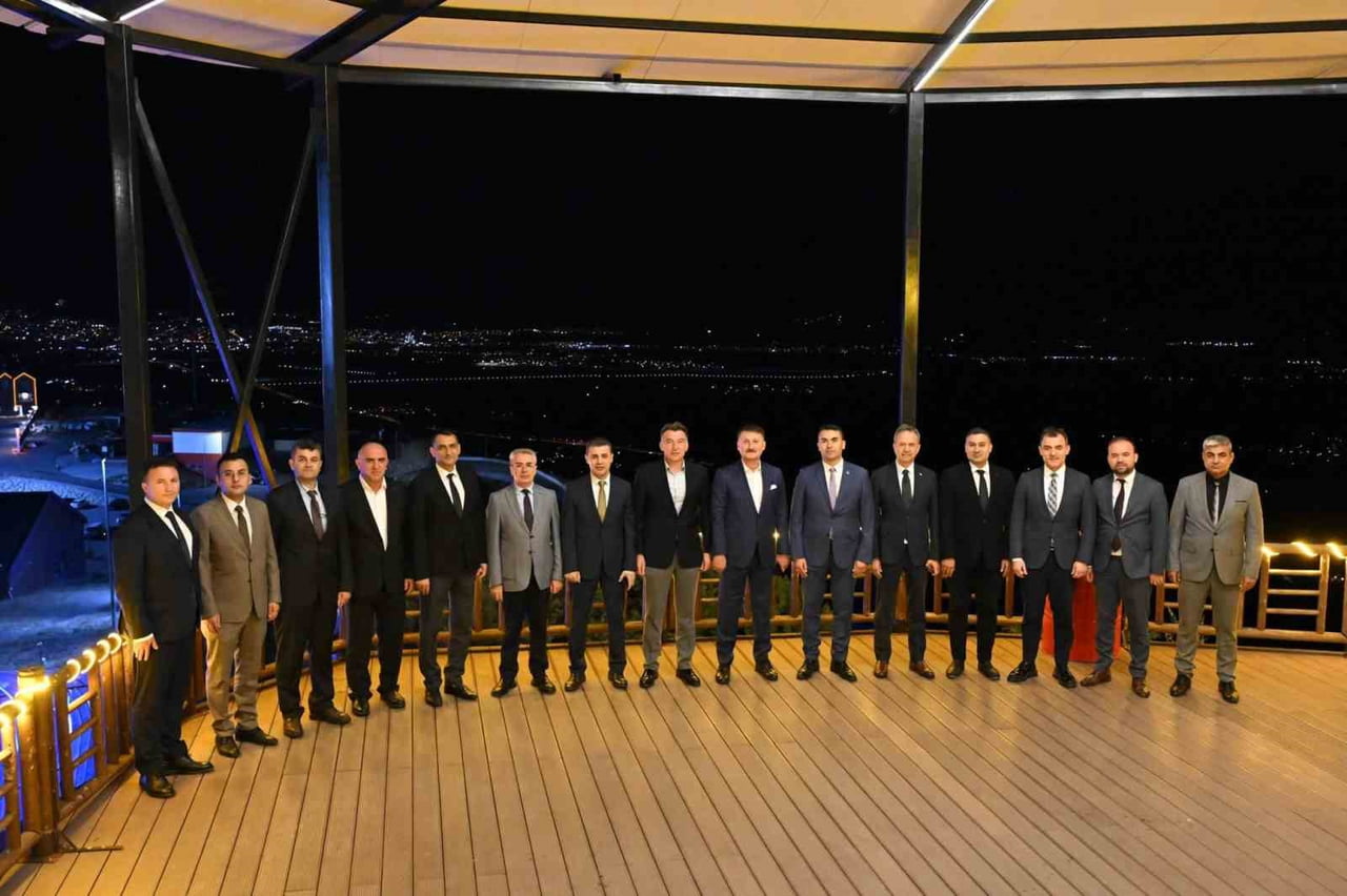 ERZİNCAN’DA TERFİ EDEN EMNİYET MÜDÜRLERİNE RÜTBE VE PLAKET TAKDİM EDİLDİ