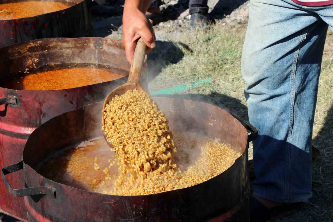 ERZİNCAN’DA VATANDAŞLAR, BUĞDAY HASADININ ARDINDAN KIŞLIK BULGUR HAZIRLIĞI İÇİN DEV KAZANLARDA...