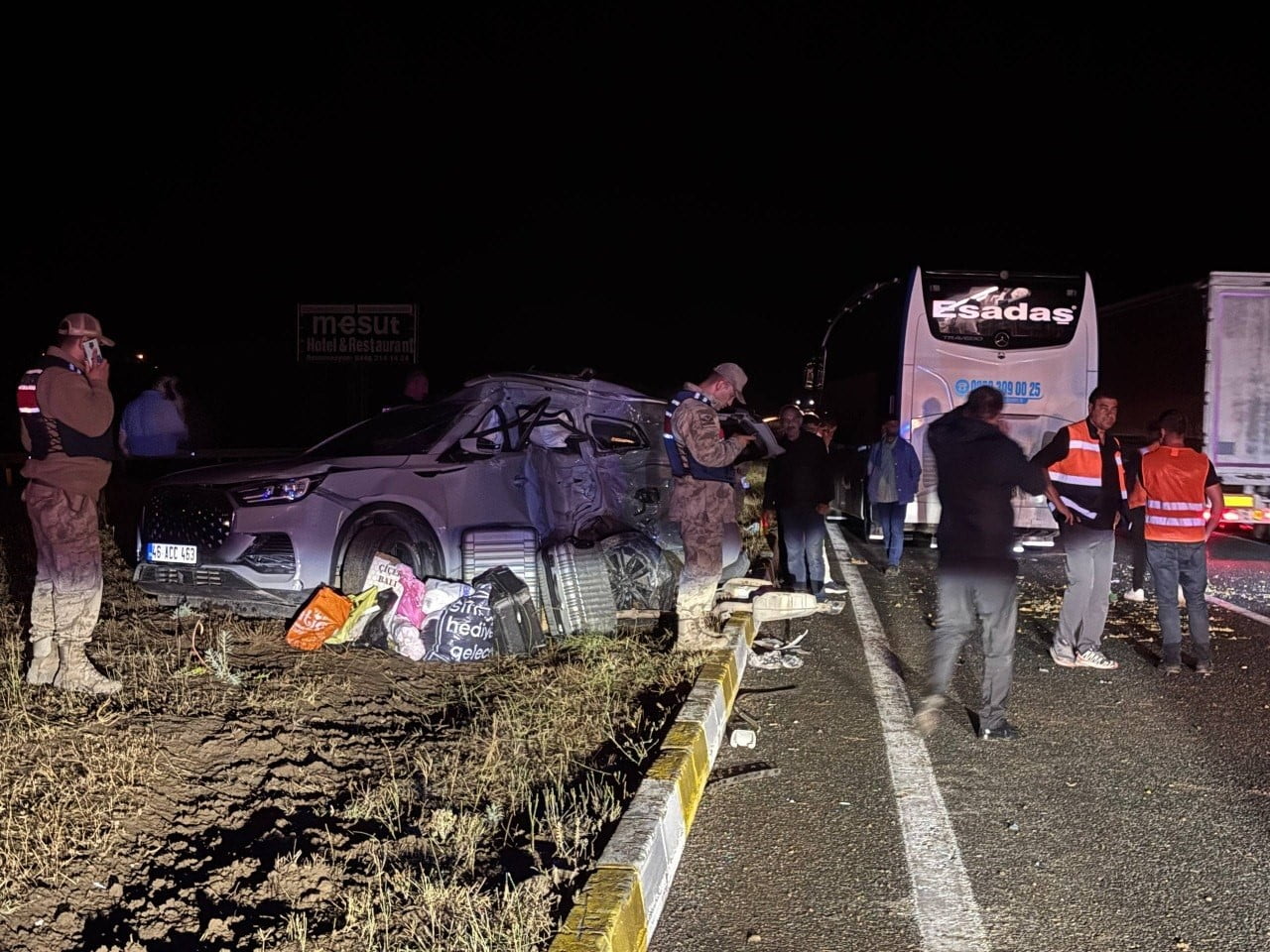 ERZİNCAN’DA YOLCU OTOBÜSÜ İLE SUV TİPİ ARAÇ ÇARPIŞTI: 1'İ AĞIR 7 YARALI