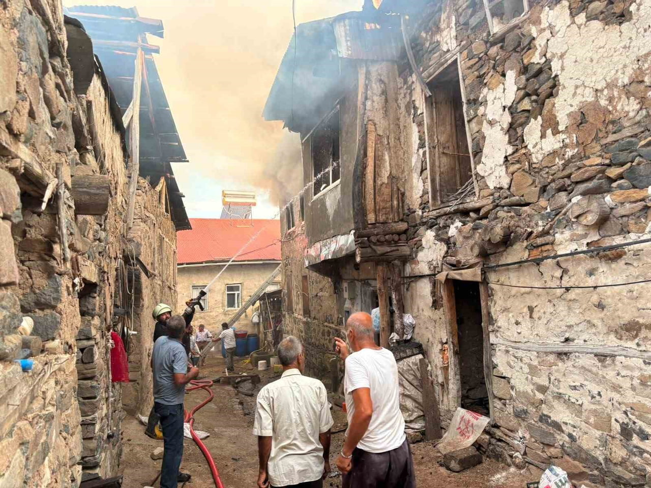 ERZİNCAN’IN KEMALİYE İLÇESİNE BAĞLI KIŞLACIK KÖYÜNDE ÇIKAN YANGINDA 8 EV ZARAR GÖRDÜ